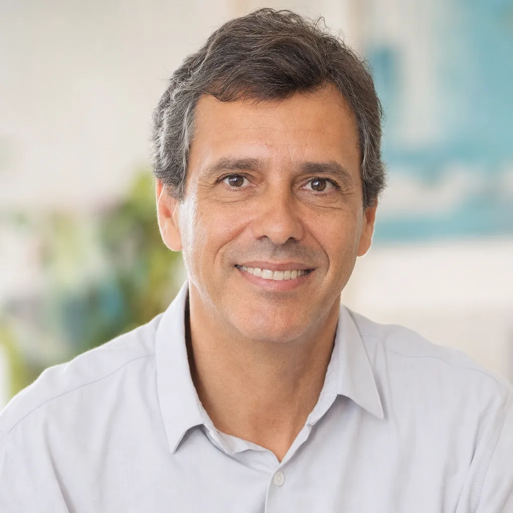 Marcos, filho da Dona Lúcia, sorrindo em casa
